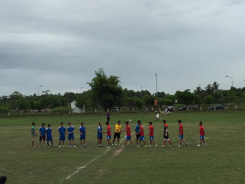 Đội Bệnh viện đa khoa huyện và đội Công an huyện làm thủ tục trước khi bước vào trận đấu.