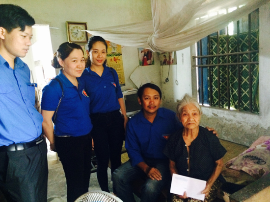 Chi đoàn Bệnh viện Thạch Hà tặng quà người có công nhân ngày 27-7