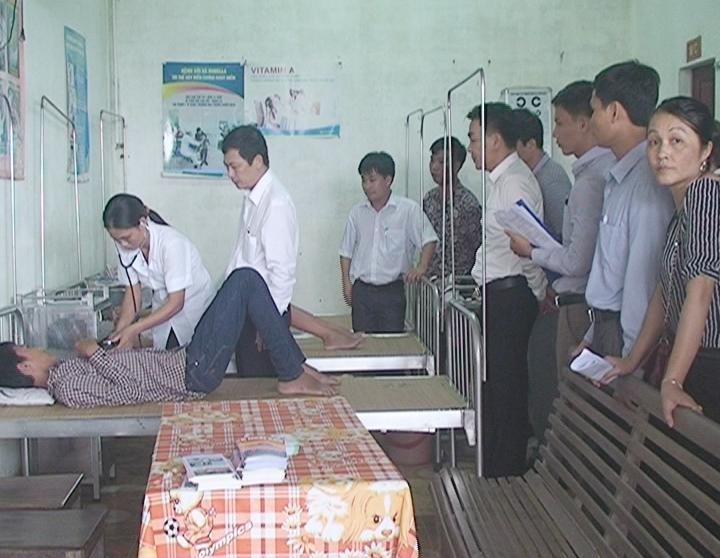 Bác sĩ Lê Ngọc Châu – Giám đốc Sở Y tế và lãnh đạo Trung tâm Y tế dự phòng tỉnh kiểm tra sức khỏe các bệnh nhân đang theo dõi, điều trị tại Trạm Y tế Đức Vĩnh