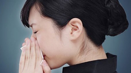 Mùa lạnh cần mặc đủ ấm để tránh phòng ngừa viêm mũi dị ứng.