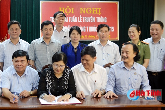 Đại diện các bệnh viện ký cam kết triển khai phòng, chống kháng thuốc