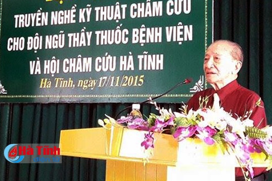 GS Nguyễn Tài Thu truyền đạt những kiến thức liên quan đến châm cứu cho các học viên