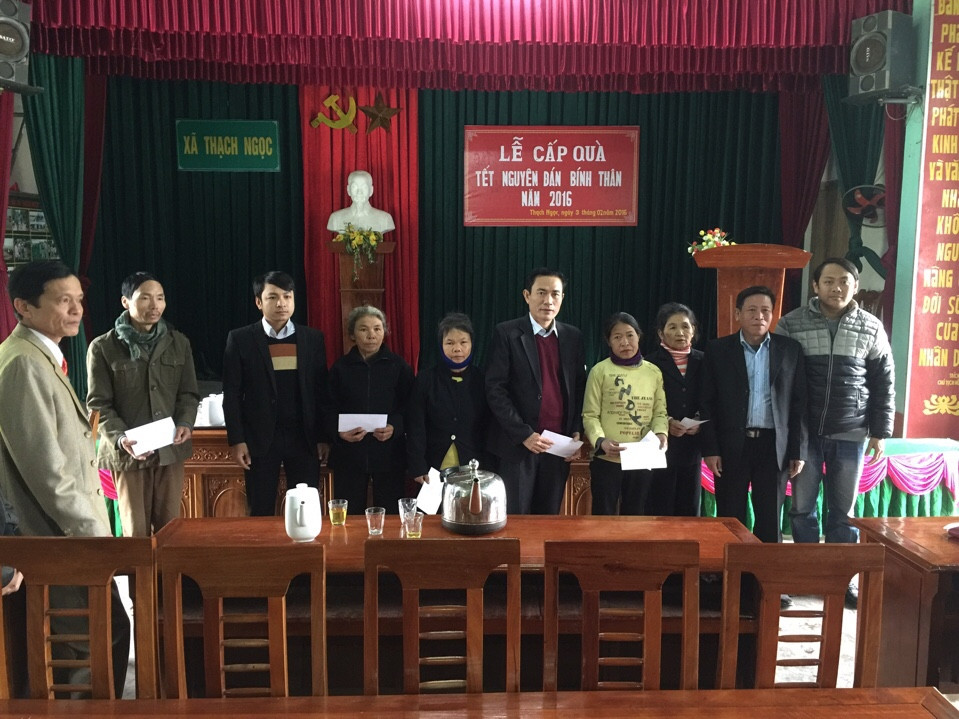 BS Lê Văn Bình - Giám đốc bệnh viện tặng quà cho đại diện các gia đình khó khăn