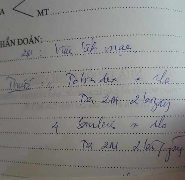 Theo quy định kê đơn điều trị ngoại trú có hiệu lực từ 1/5/2016, đơn thuốc không được ghi tên thương mại như thế này mà phải ghi tên quốc tế. Thay vì ghi Tobradex, bác sĩ phải ghi rõ tobramycin và dexamethasone. Ảnh: Tú Anh