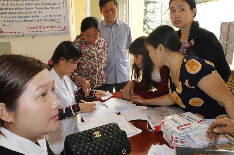 T.S Đường Công Lự- Phó Giám đốc Sở Y tế, Chi Cục trưởng Chi Cục DS-KHHGĐ tỉnh giám sát công tác triển khai Đề án 52 tại Trạm Y tế xã Thạch Hội - Thạch Hà