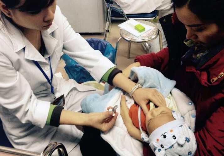 Duy trì tỉ lệ trẻ uống vaccine đạt trên 90% giúp Việt Nam bảo vệ được thành quả thanh toán bệnh bại liệt từ năm 2000 tới nay. Ảnh: VGP/Thúy Hà