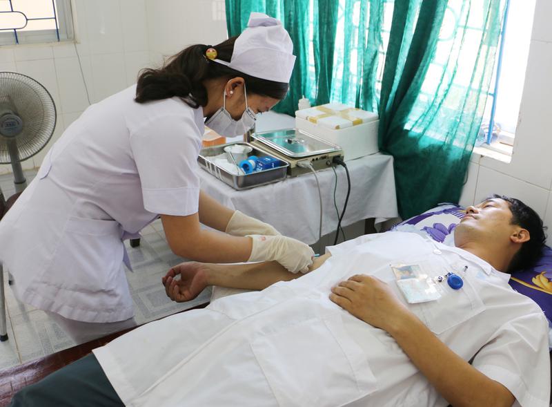 Điều dưỡng Nguyễn Minh Tú trong một lần hiến máu.