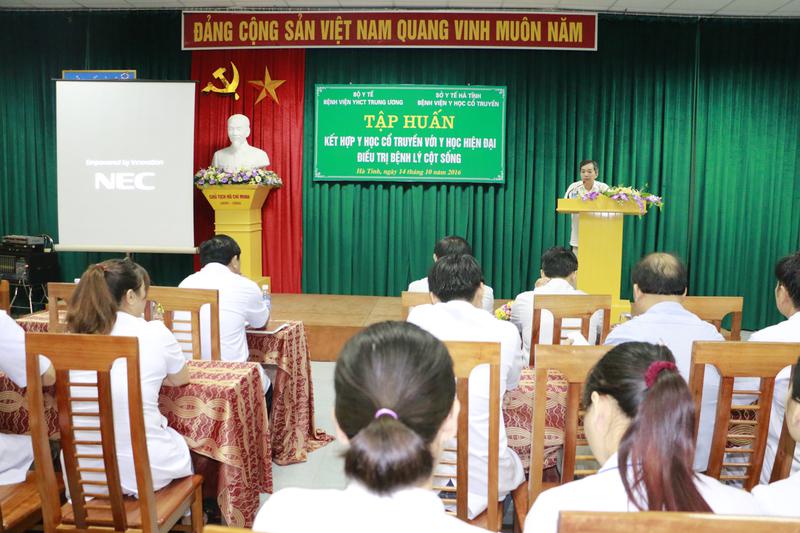 Tiến sĩ, Bs Trần Minh Hiếu hướng dẫn cho các học viên về cách chữa bệnh cột sống bằng y học cổ truyền kết hợp với y học hiện đại