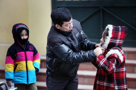 Mùa lạnh khi cho trẻ ra ngoài cần mặc ấm để tránh bị lạnh gây viêm đường hô hấp.