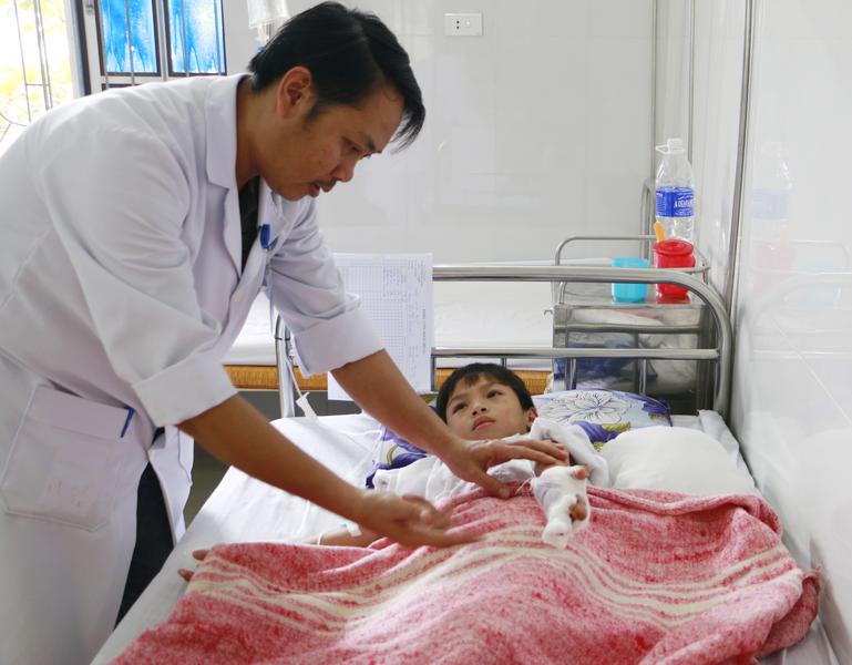 Bác sĩ Ngọc thăm khám cho bệnh nhân sau phẫu thuật