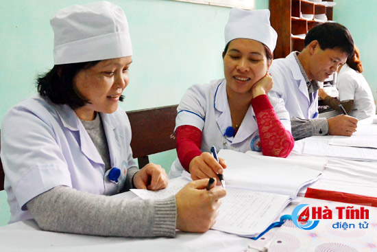 Chị Nga (người ngoài cùng bên trái) nhận bàn giao công việc một ngày làm việc mới.