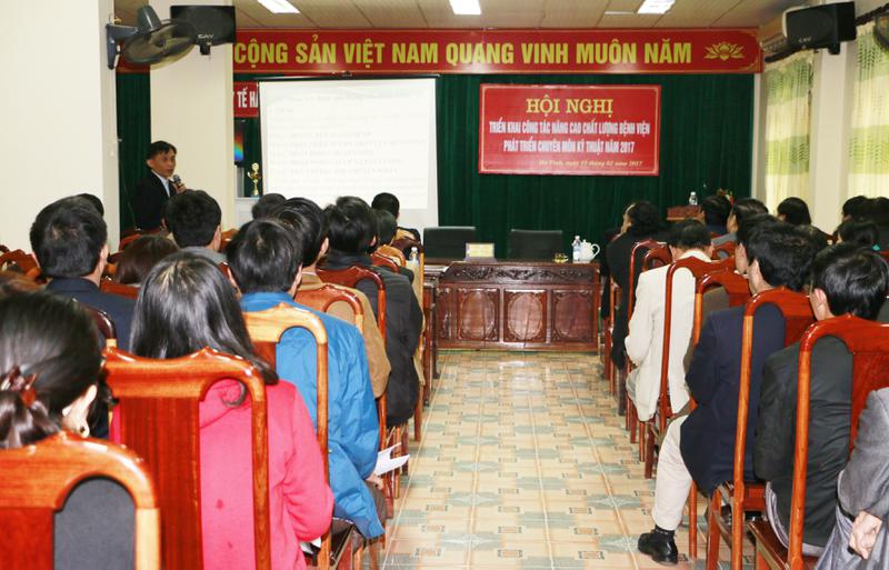 Bác sỹ Nguyễn Đình Dũng - Phó trưởng phòng Nghiệp vụ Y báo cáo kết quả đánh giá chất lượng bệnh viện và phát triển chuyên môn kỹ thuật năm 2016.