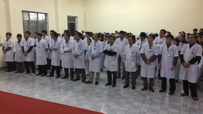 Chào cờ đầu tháng 3: Trao tặng kỷ niệm chương vì sự nghiệp bảo vệ sức khỏe nhân dân