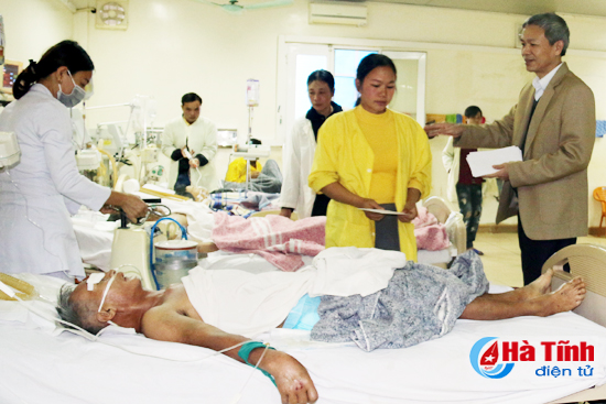 Giá dịch vụ y tế tăng cao sẽ gây khó khăn cho những người dân không có thẻ BHYT. Ảnh: Biện Nhung