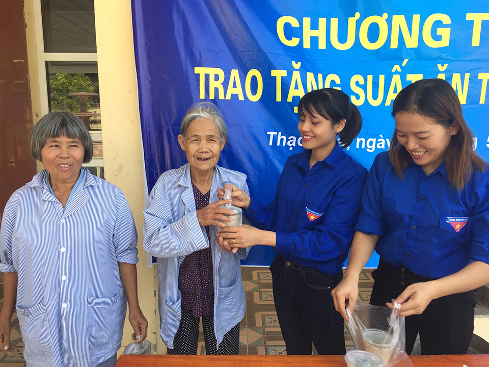 Trao tặng hơn 200 suất cháo tình thương đến bệnh nhân đang điều trị nội trú