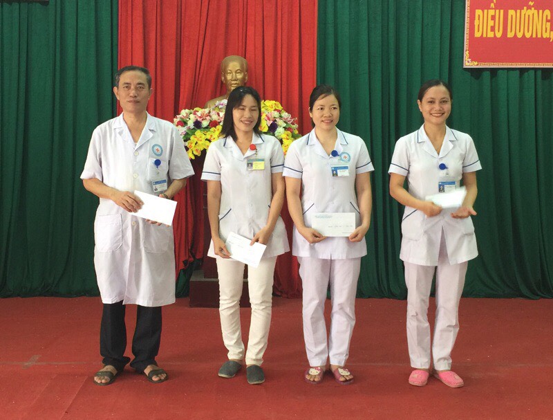 Chào cờ tháng đầu tháng 6: Khen thưởng điều dưỡng, hộ sinh giỏi năm 2017