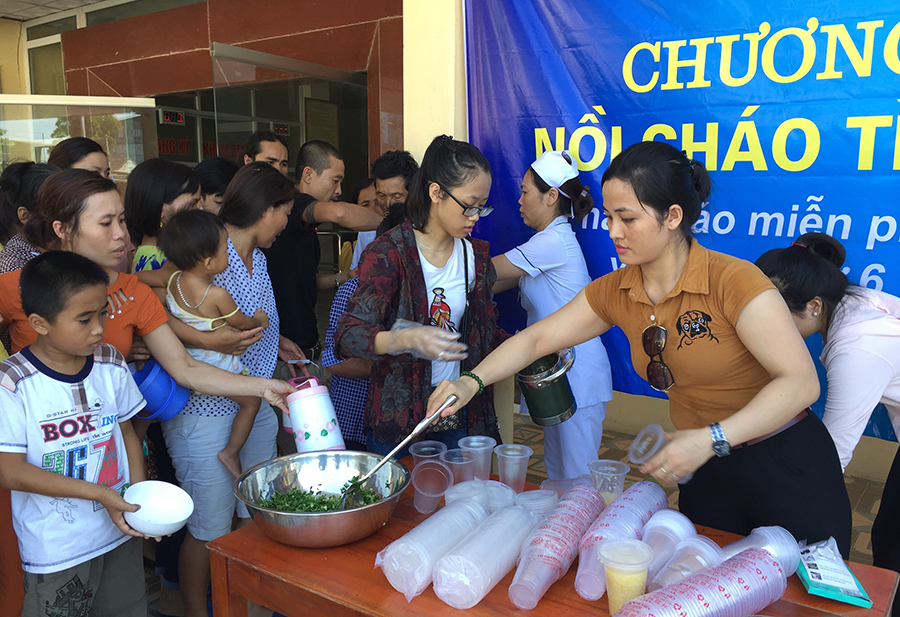 Phát hơn 200 suất cháo đến bệnh nhân đang điều trị nội trú