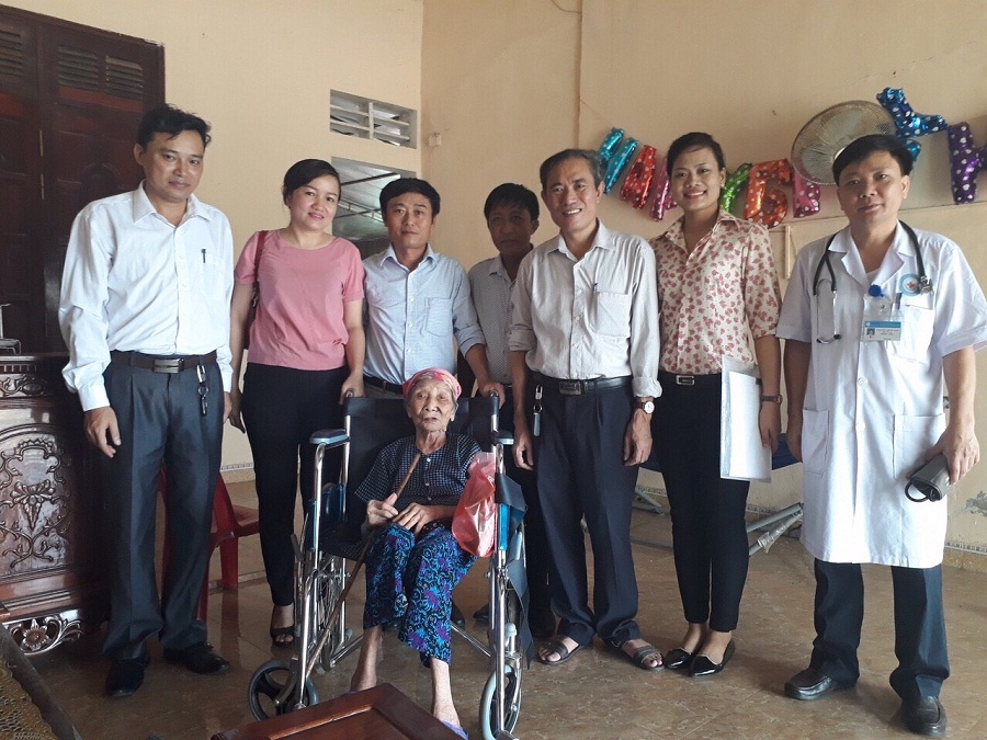 Thăm hỏi và tặng quà cho Bà mẹ Việt nam anh hùng Trần Thị Tám