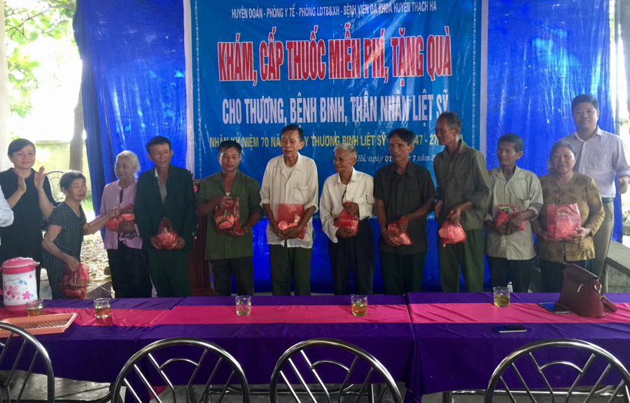 Khám và cấp phát thuốc cho các gia đình chính sách xã Bắc Sơn nhân kỷ niệm ngày Thương binh - Liệt sỹ 27/7