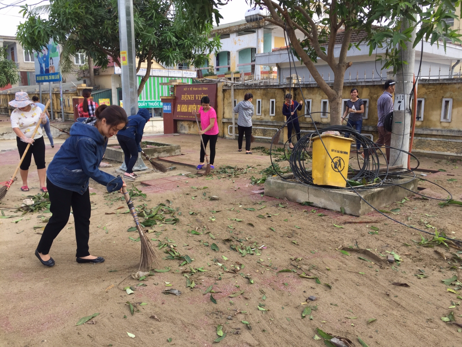 Bệnh viện Thạch Hà: Ra quân tổng vệ sinh dọn dẹp môi trường sau bão và diệt loăng quăng bọ gậy phòng chống bệnh sốt xuất huyết