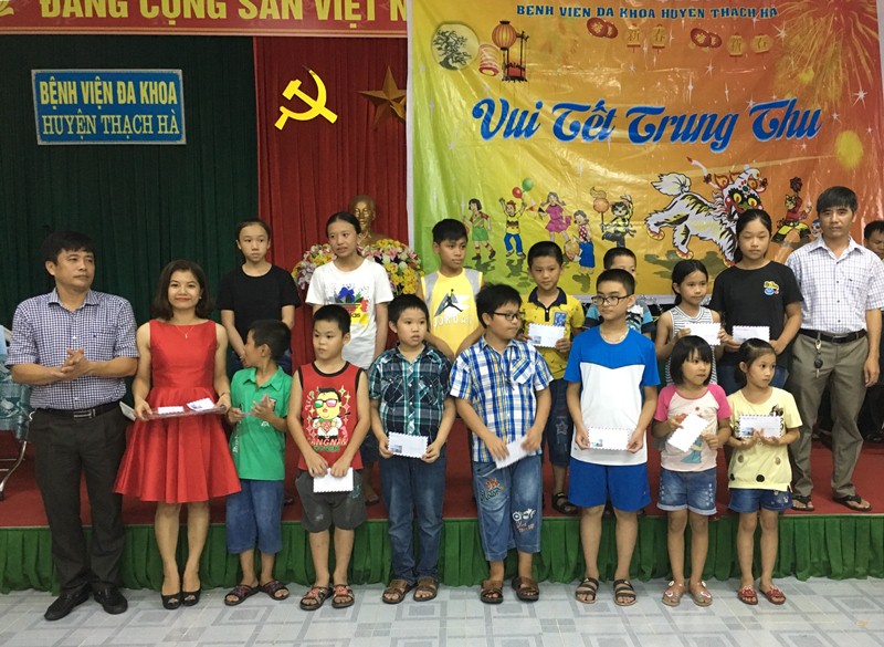 Bệnh viện đa khoa Thạch Hà tổ chức vui tết trung thu cho các cháu thiếu nhi