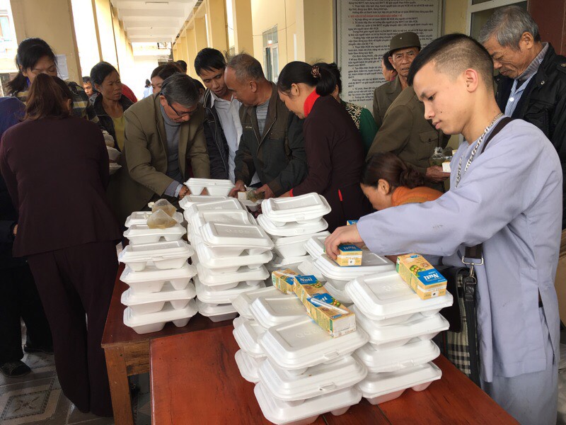 Phát hơn 300 suất cơm, sữa và quà cho bệnh nhân