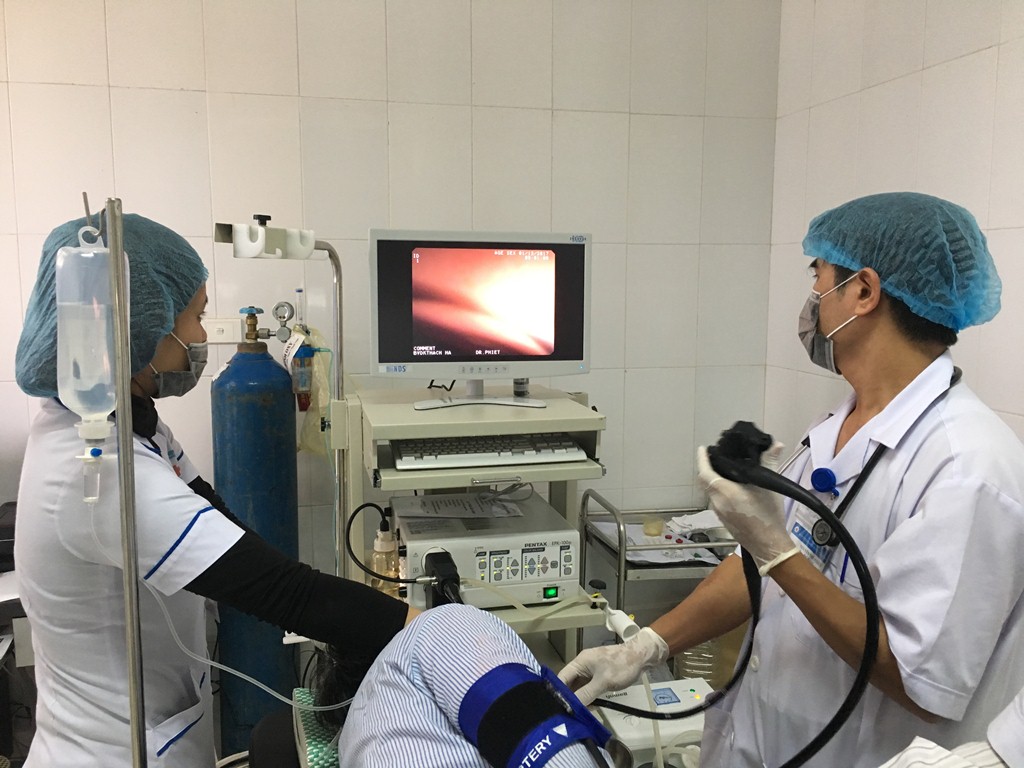 Bác sỹ đang tiến hành kỹ thuật nội soi tiêu hóa gây mê cho bệnh nhân.
