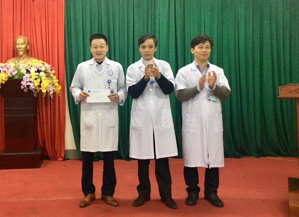 Khen thưởng cho tập thể Khoa Cấp cứu - Nhi đã hoàn thành xuất sắc nhiệm vụ