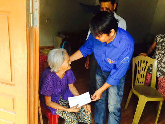 Chi đoàn Thanh niên Bệnh viện Thạch Hà tặng quà, chúc tết nạn nhân chất độc màu da cam thị trấn Thạch Hà