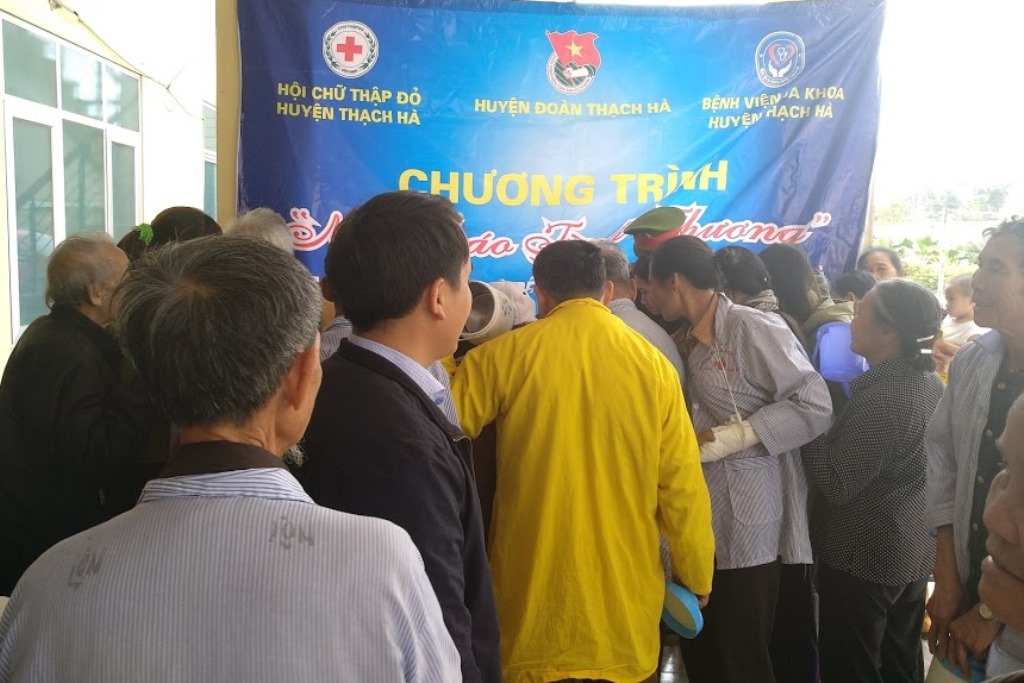 Tổ chức nấu và phát cháo cho bệnh nhân