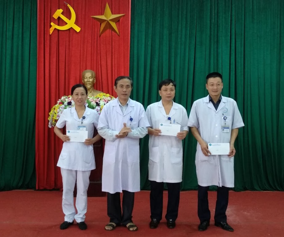 Chào cờ đầu tháng 4: Khen thưởng các cá nhân có nghĩa cử cao đẹp hiến máu cứu người