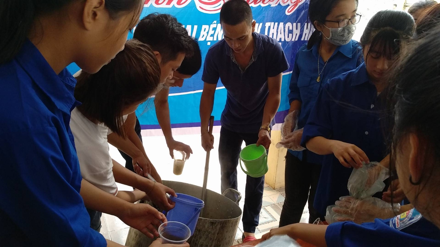 Cắt tóc, phát cháo miễn phí cho bệnh nhân