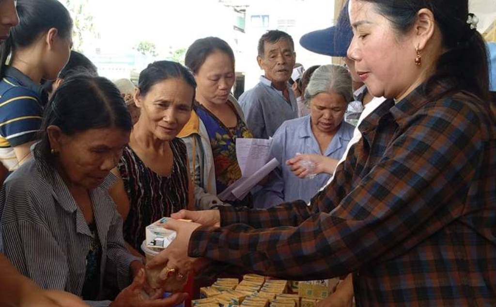 Phát hơn 300 suất cháo, sữa và quà miễn phí đến bệnh nhân