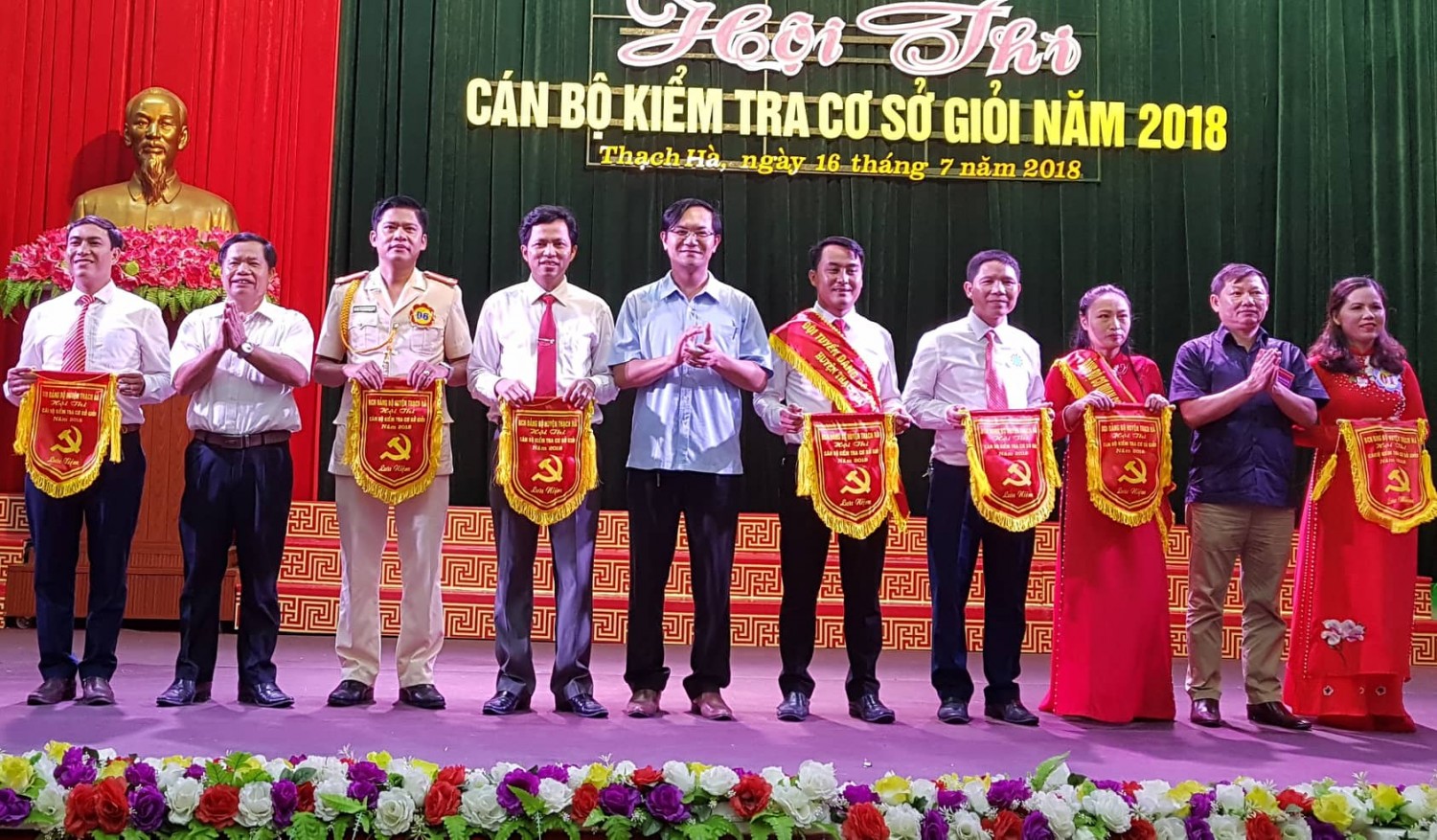 Tặng cờ lưu niệm cho các đội dự thi