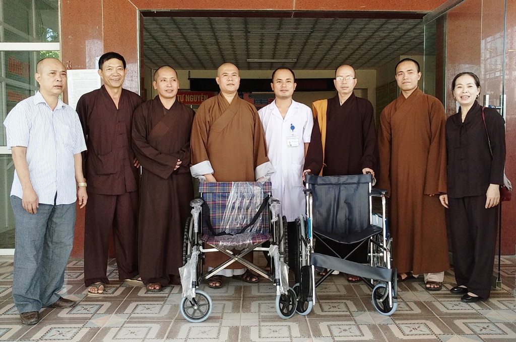Trao tặng 2 xe lăn cho Bệnh viện và phát hơn 300 suất cháo cho bệnh nhân