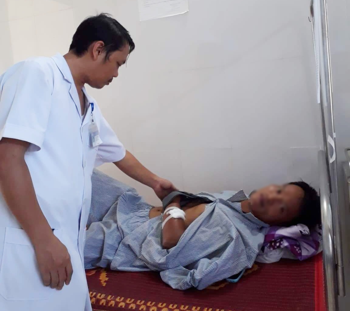 Bác sỹ đang thăm khám cho Bệnh nhân H.