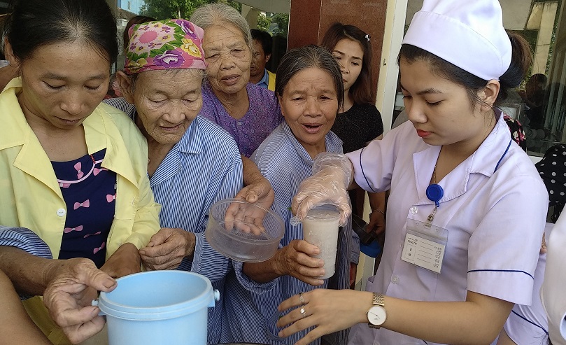 Phát hơn 300 bát cháo miễn phí cho người bệnh nhân kỷ niệm ngày Quốc tế Người cao tuổi 01/10/2018