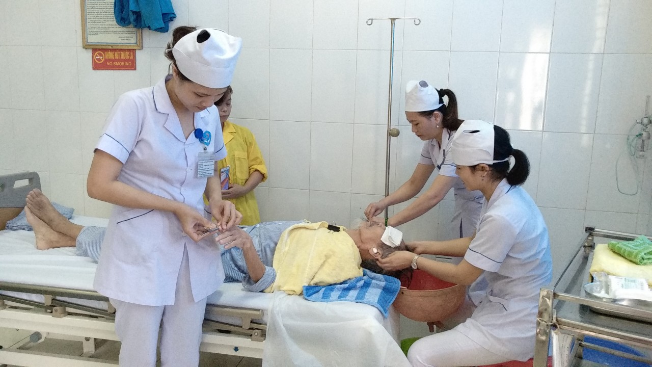 Các điều dưỡng đang gội đầu và cắt móng tay cho bệnh nhân Trương Hữu Việt.