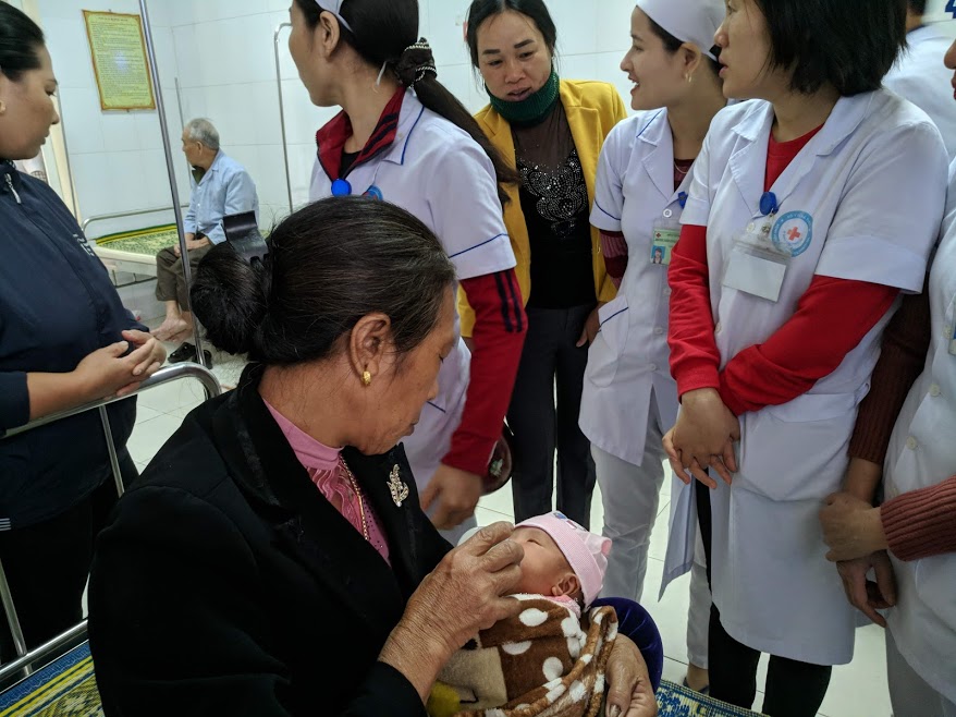 Bé gái đang được chăm sóc tại Khoa Cấp cứu - Nhi bệnh viện.