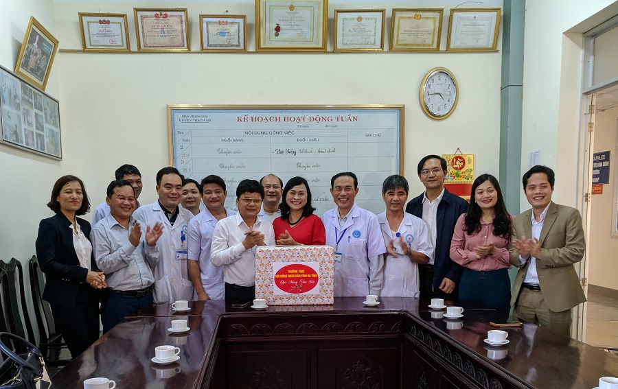 Lãnh đạo Tỉnh và huyện Thạch Hà tặng quà tết người bệnh có hoàn cảnh khó khăn, mắc bệnh nặng đang điều trị tại Bệnh viện Thạch Hà