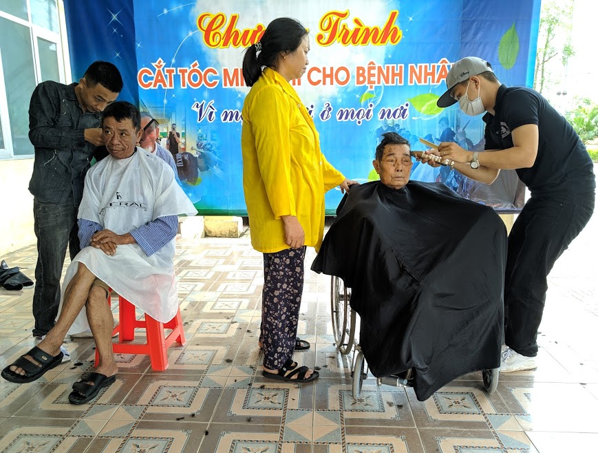Cắt tóc, phát hơn 300 suất cháo miễn phí cho bệnh nhân