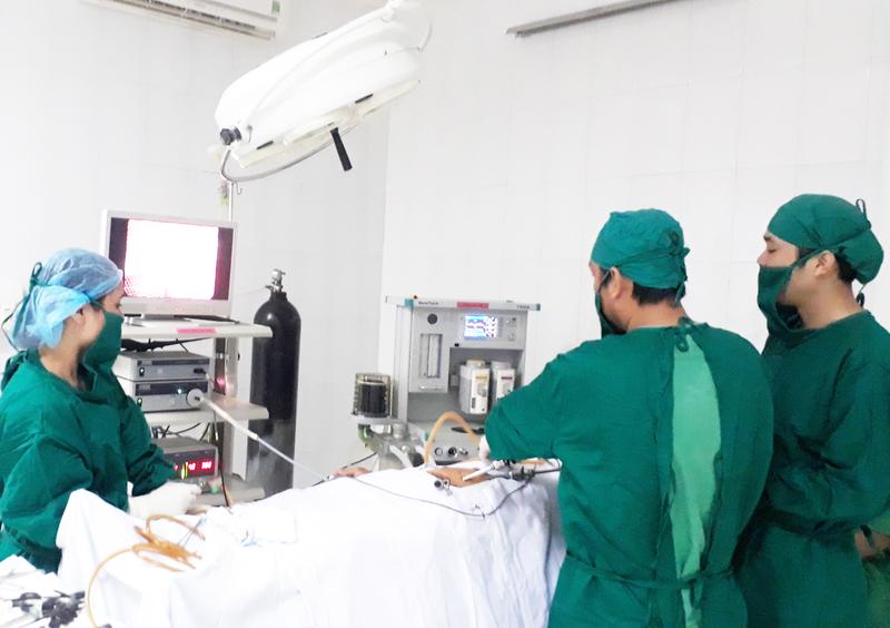 Bệnh viện tuyến huyện đầu tiên ở Hà Tĩnh phẫu thuật thoát vị bẹn bằng nội soi