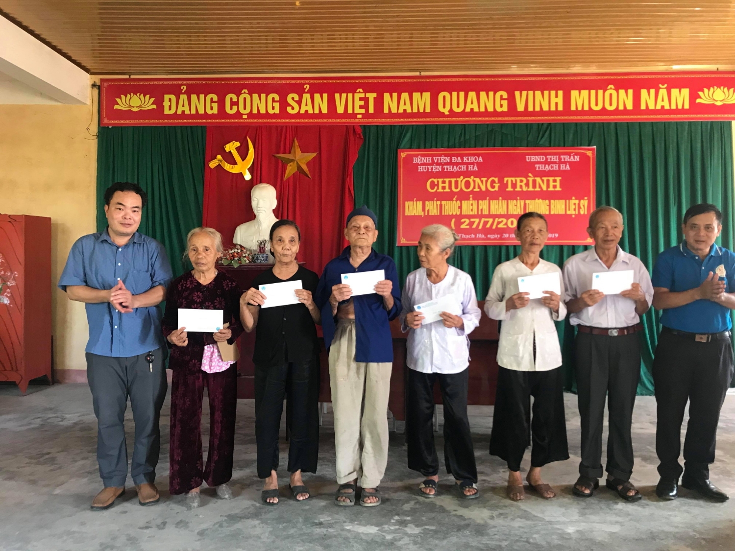 Khám, phát thuốc miễn phí và tặng quà cho các đối tượng nhân ngày TBLS