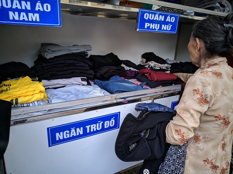 Khai trương tủ quần áo miễn phí và cắt tóc, phát cháo miễn phí cho người bệnh