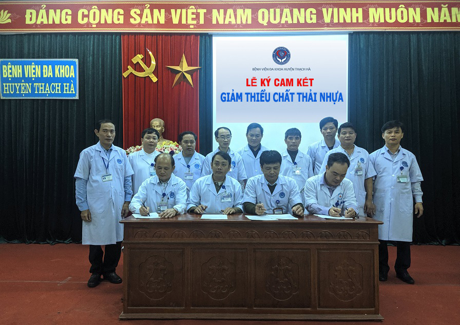 Các trưởng Khoa/Phòng ký cam kết với Ban Giám đốc về giảm chất thải nhựa.