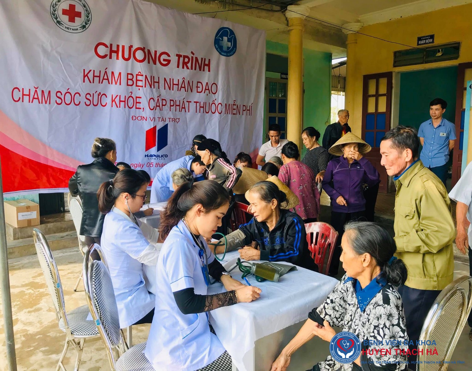 Khám, cấp phát thuốc cho các đối tượng chính sách xã Thạch Sơn và xã Tân Lâm Hương