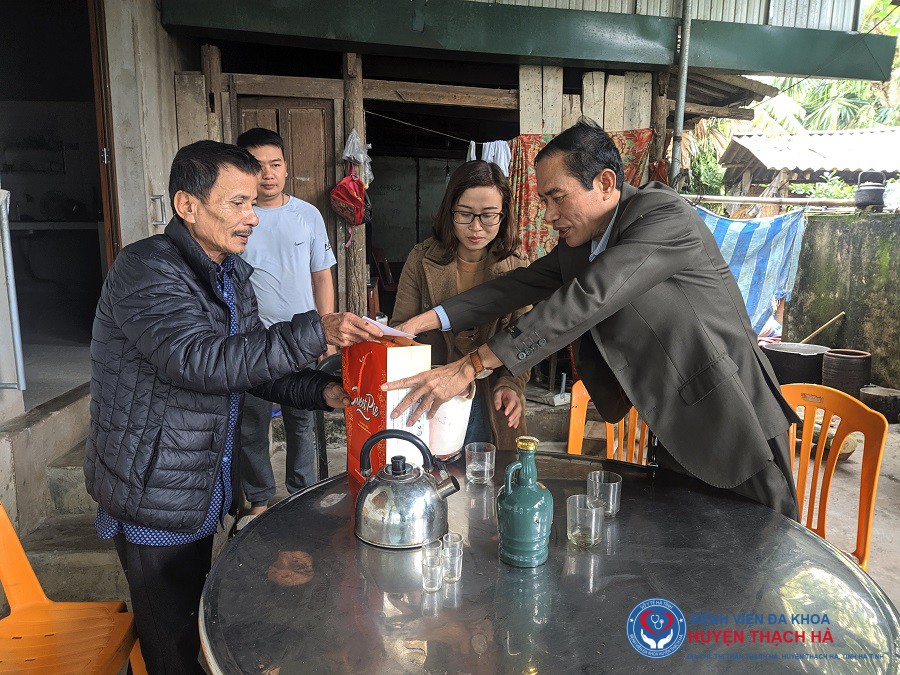 Thăm, tặng quà Tết các gia đình thân nhân cán bộ viên chức, người lao động nhân dịp Tết Canh tý