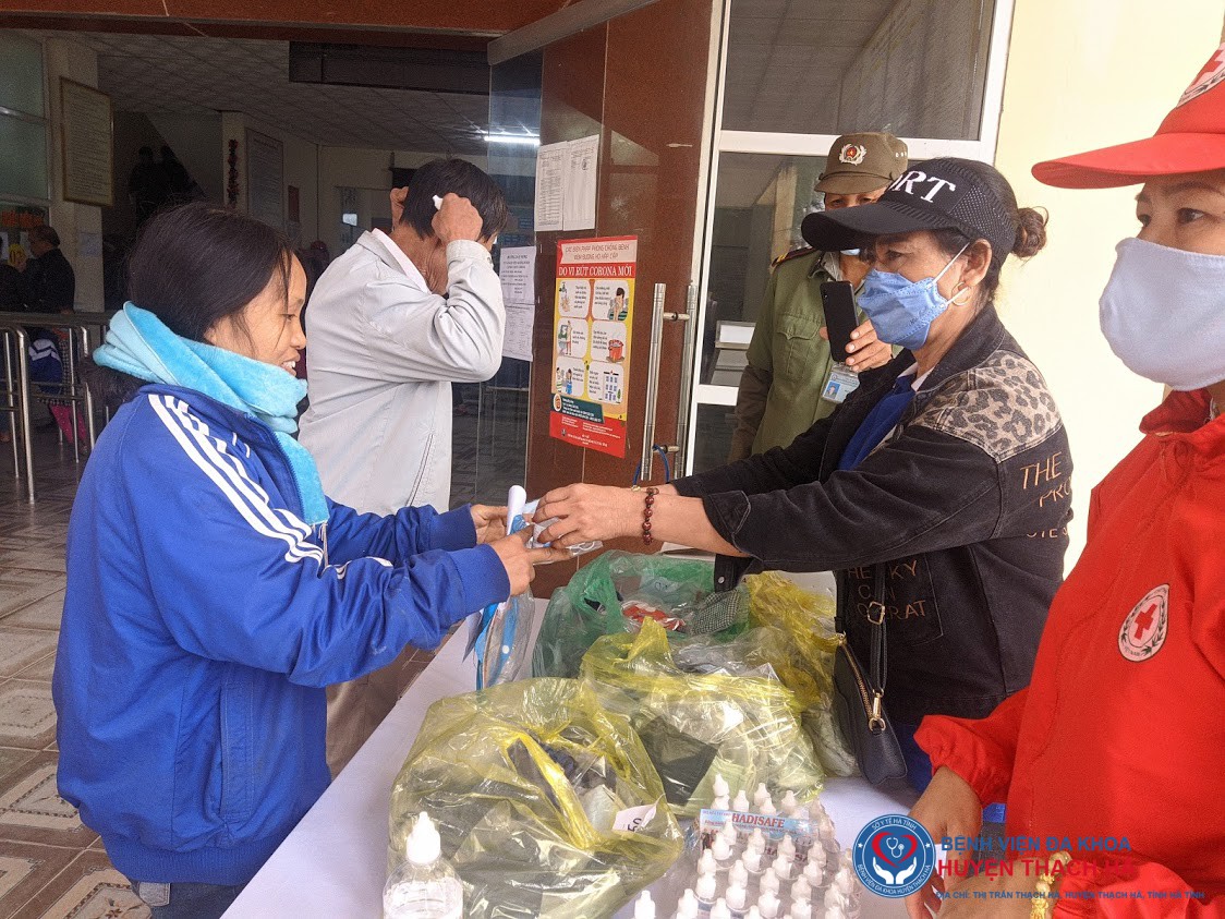 Phát khẩu trang, dung dịch rửa tay nhanh hỗ trợ người bệnh và người dân phòng chống dịch Covid-19