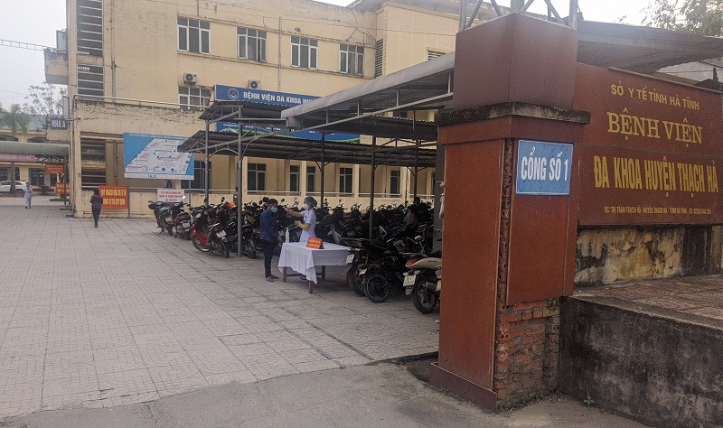 Tạm dừng việc cho người nhà, người thân vào thăm bệnh nhân đang điều trị nội trú tại các bệnh viện.