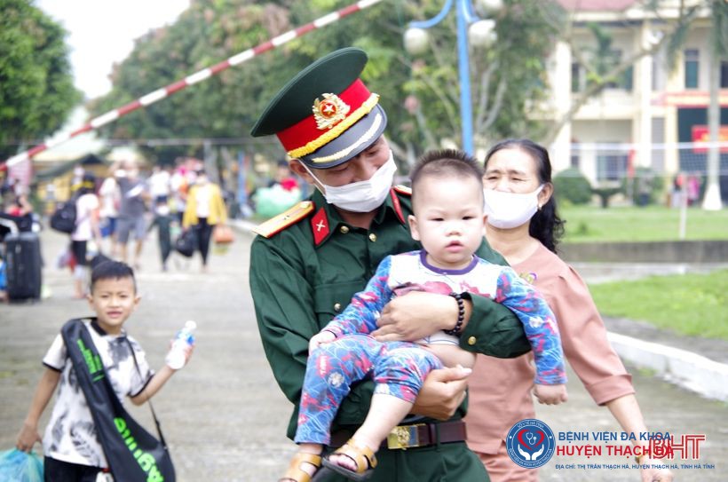 Nụ cười hạnh phúc trong ngày Hà Tĩnh bàn giao công dân hoàn thành cách ly, có xét nghiệm âm tính với virus SARS-CoV-2 ở khu cách ly Trung tâm Huấn luyện dự bị động viên của BCH Quân sự tỉnh đóng ở xã Cẩm Quan (Cẩm Xuyên), diễn ra ngày 10/4&